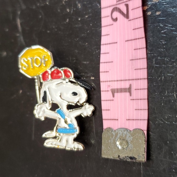 Crossing guard snoopy pin - Picture 5 of 5